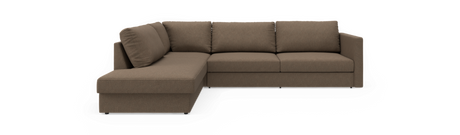 Brun L-formet hjørnesofa med venstre chaiselong og tre sædehynder, moderne design på neutral baggrund.