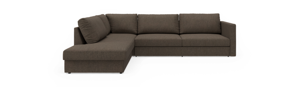 Brun L‑sofa med venstrevendt chaiselong, tre sæder og lige armlæn på sort baggrund.