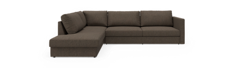 Brun L‑sofa med venstrevendt chaiselong, tre sæder og lige armlæn på sort baggrund.