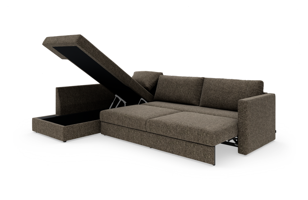 Brun stofsofa med chaiselong og opklappeligt opbevaringsrum, frilagt på hvid baggrund, fotograferet skråt forfra.