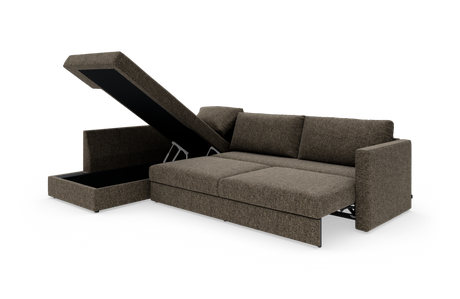 Brun stofsofa med chaiselong og opklappeligt opbevaringsrum, frilagt på hvid baggrund, fotograferet skråt forfra.