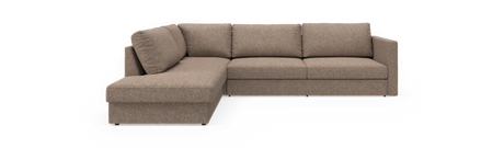 Beige/brun hjørnesofa med chaiselong til venstre i stramt, moderne design på sort baggrund.
