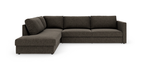 Mørkebrun L‑formet hjørnesofa med venstrevendt chaiselong og højre armlæn, tre sæder på langsiden, stofbetrukket med rene, moderne linjer på hvid studiebaggrund.