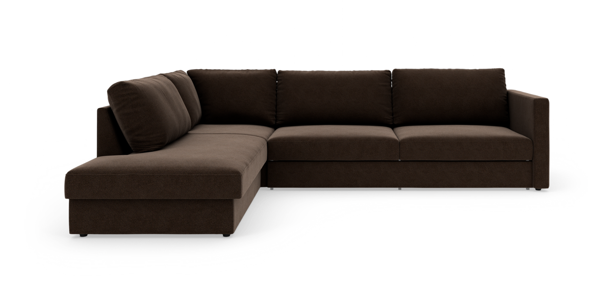 Mørkebrun hjørnesofa med venstrevendt chaiselong, lige armlæn og tre sædehynder på hvid studiebaggrund.