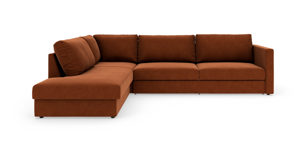 Brun L‑sofa med chaiselong til venstre i moderne stofpolstring, frilagt på hvid baggrund.