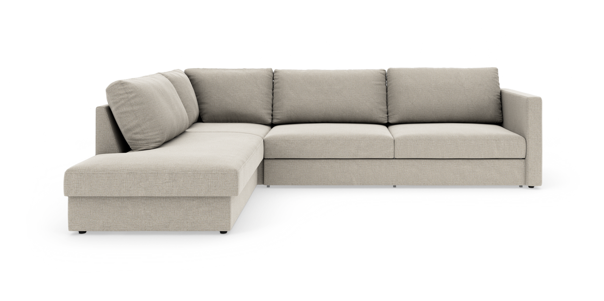 Beige hjørnesofa med venstrevendt chaiselong, polstret i stof med lige armlæn og fire ryghynder, frilagt på hvid baggrund.