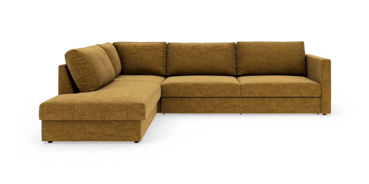 Hjørnesofa i sennepsgul tekstil med venstrevendt chaiselong, fire sædehynder og lige armlæn, frilagt på hvid baggrund.
