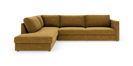Hjørnesofa i sennepsgul tekstil med venstrevendt chaiselong, fire sædehynder og lige armlæn, frilagt på hvid baggrund.