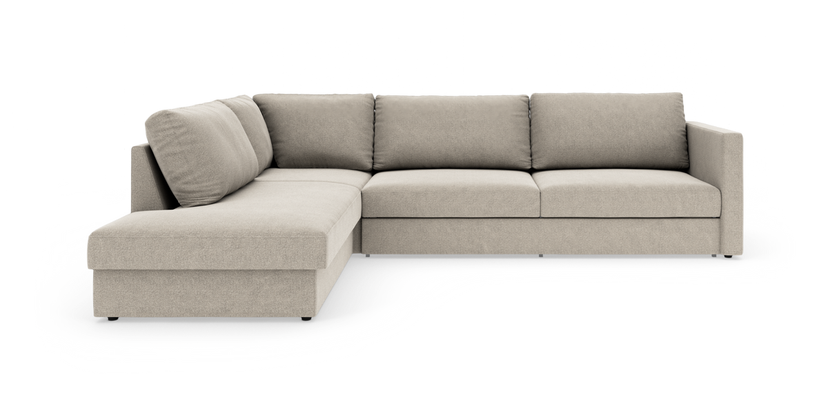 Beige L‑sofa med chaiselong til venstre, moderne modulsofa med lige armlæn og tykke sædehynder.