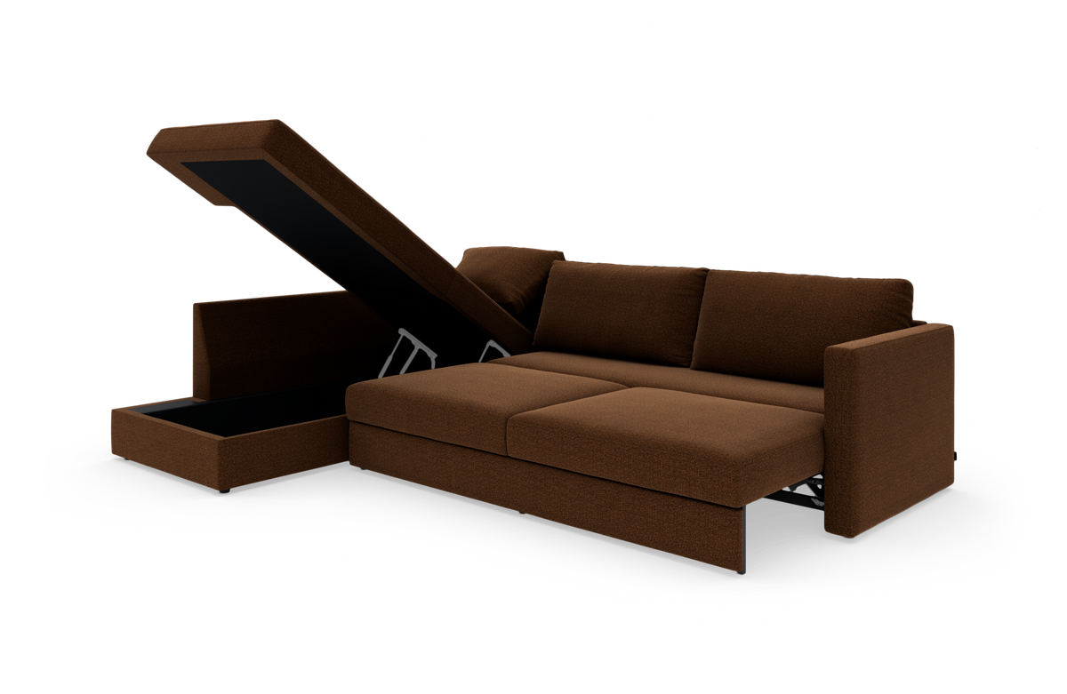 Brun hjørnesofa med åbent opbevaringschaise; sovesofa med udtræksseng på hvid baggrund.