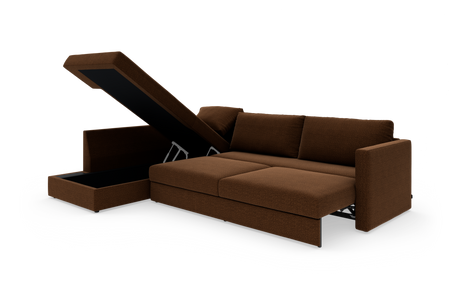 Brun hjørnesofa med åbent opbevaringschaise; sovesofa med udtræksseng på hvid baggrund.