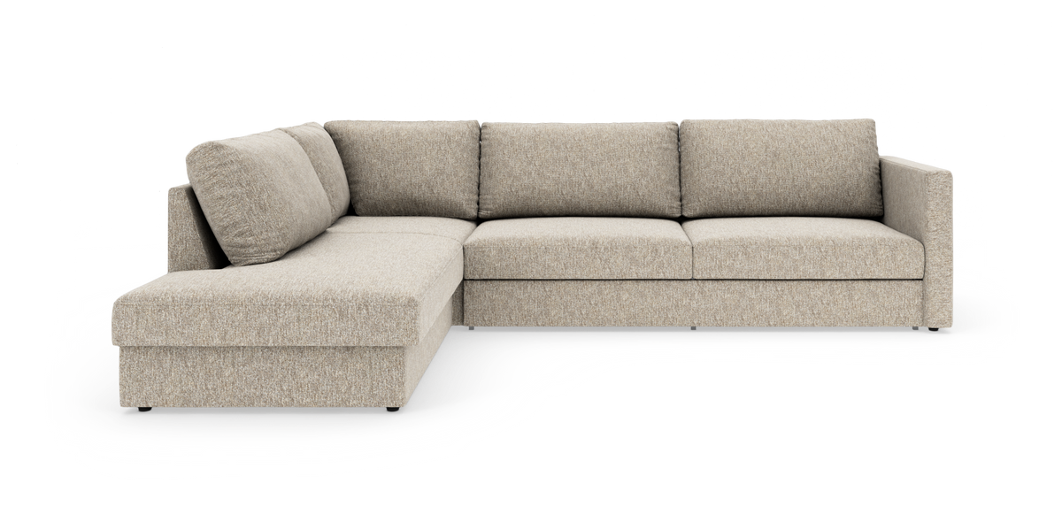 Beige L‑sofa med venstrevendt chaiselong, bløde rygpuder og rette armlæn, frilagt på hvid baggrund.