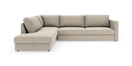 Beige L‑sofa med venstrevendt chaiselong, bløde rygpuder og rette armlæn, frilagt på hvid baggrund.