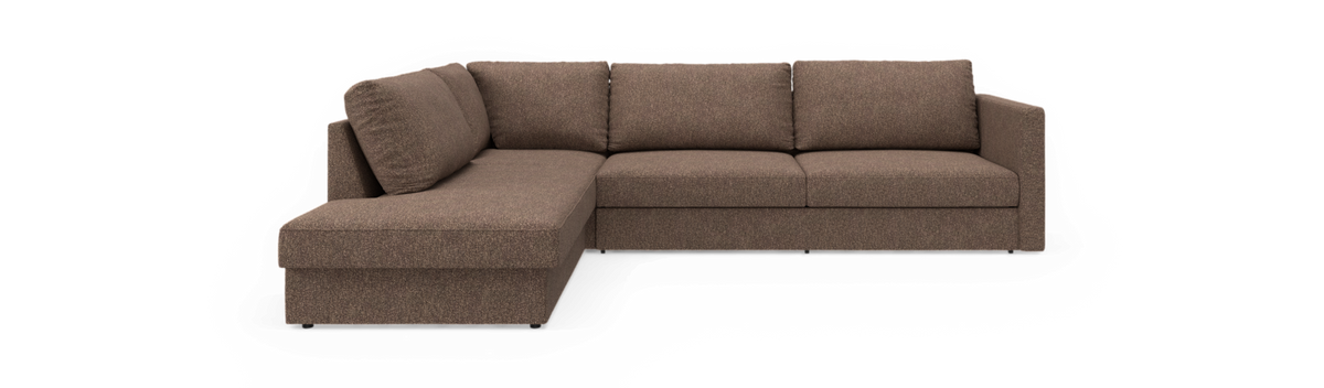 Brun L-sofa med venstrevendt chaiselong i stof, tre siddepladser og rette armlæn på hvid baggrund.
