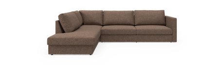 Brun L-sofa med venstrevendt chaiselong i stof, tre siddepladser og rette armlæn på hvid baggrund.