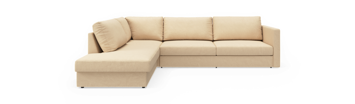 Beige L‑sofa med venstrevendt chaiselong og fire ryghynder, moderne firkantede armlæn, frilagt på sort baggrund.