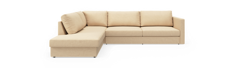 Beige L‑sofa med venstrevendt chaiselong og fire ryghynder, moderne firkantede armlæn, frilagt på sort baggrund.