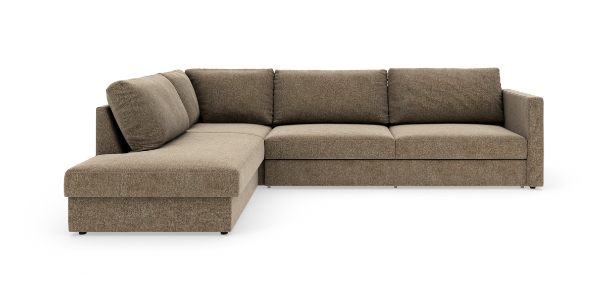 Brun L-formet hjørnesofa med venstrevendt chaiselong i stof, frilagt på hvid baggrund.