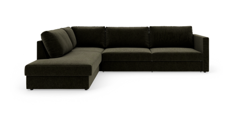Mørkegrøn L‑sofa med venstrevendt chaiselong, lige armlæn og bløde ryghynder på hvid baggrund.