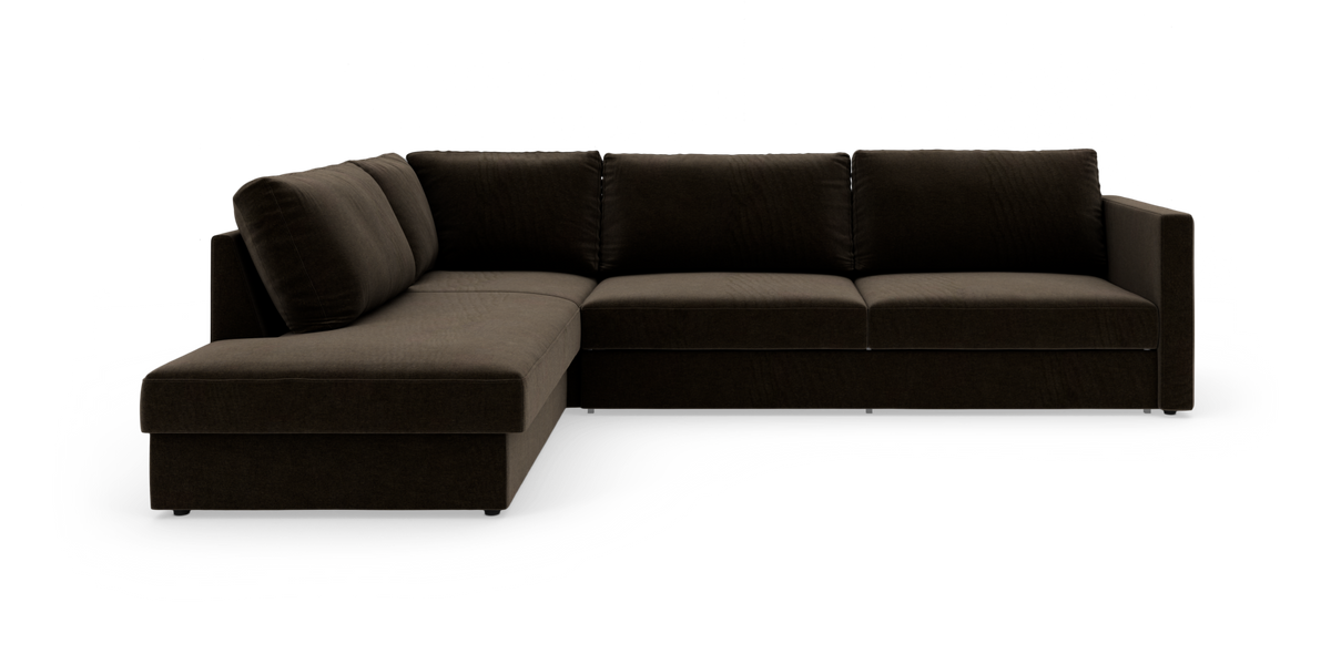 Mørkebrun L‑sofa med venstrevendt chaiselong i stof, moderne design frilagt på hvid baggrund.