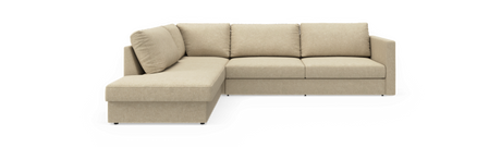 Beige hjørnesofa med venstre chaiselong, tre sæder og rette armlæn, frilagt mod sort baggrund.