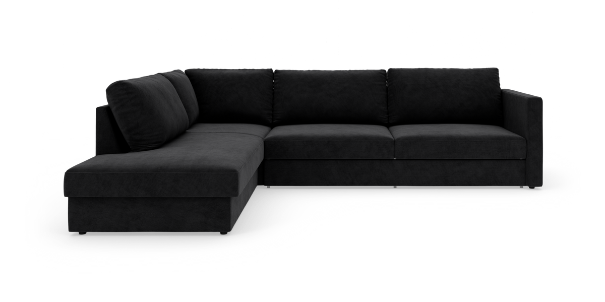 Sort L-formet modulsofa i stof, fotograferet i studie mod hvid baggrund.