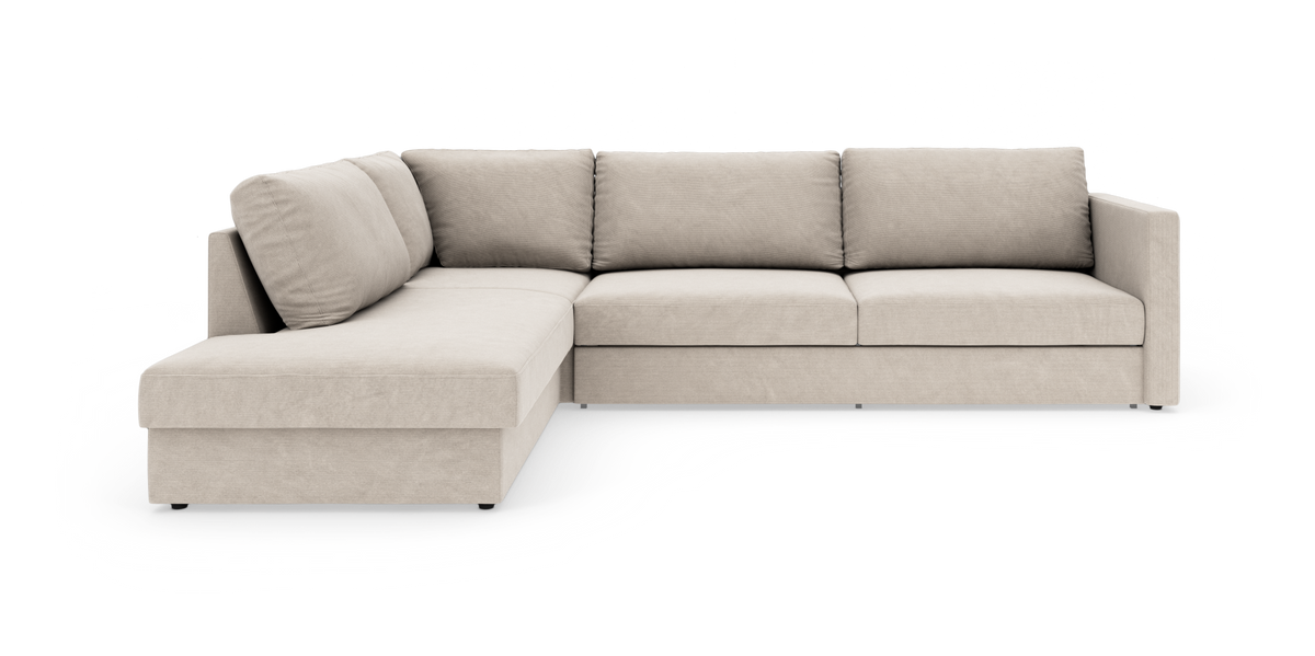 Beige L‑sofa med venstrevendt chaiselong og lige armlæn, fritlagt på hvid baggrund.