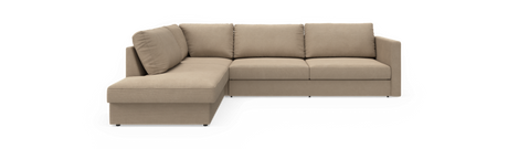 Beige L‑sofa med venstrevendt chaiselong, rene linjer og bløde ryghynder mod sort baggrund.