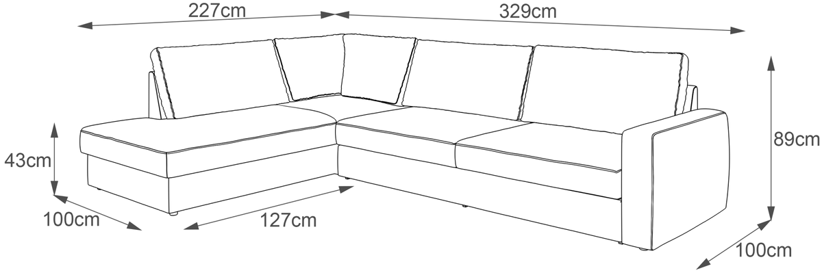 Lyst soveværelse med beige seng i hør, væglampe og jutetæppe, med vindue og lette gardiner.