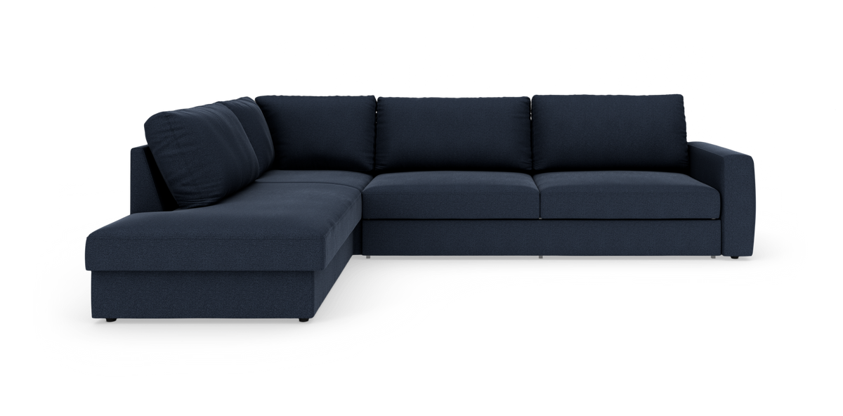 Mørkeblå L-sofa med venstrevendt chaiselong og brede, lige armlæn på hvid baggrund.