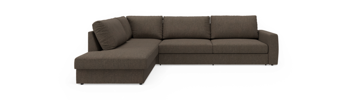 Brun L‑sofa med chaiselong til venstre og armlæn til højre, fritlagt mod sort baggrund.