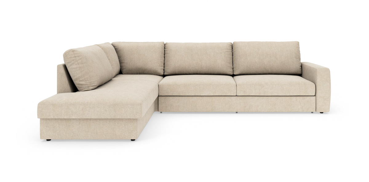 Beige L‑sofa i stof med venstrevendt chaiselong, frilagt på hvid baggrund.