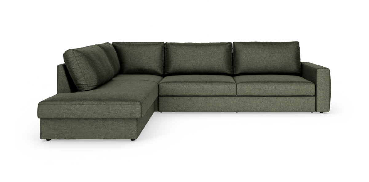 Grøn L-formet sofa i stof med venstrevendt chaiselong, lige armlæn og løse rygpuder på hvid baggrund.