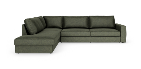 Grøn L-formet sofa i stof med venstrevendt chaiselong, lige armlæn og løse rygpuder på hvid baggrund.