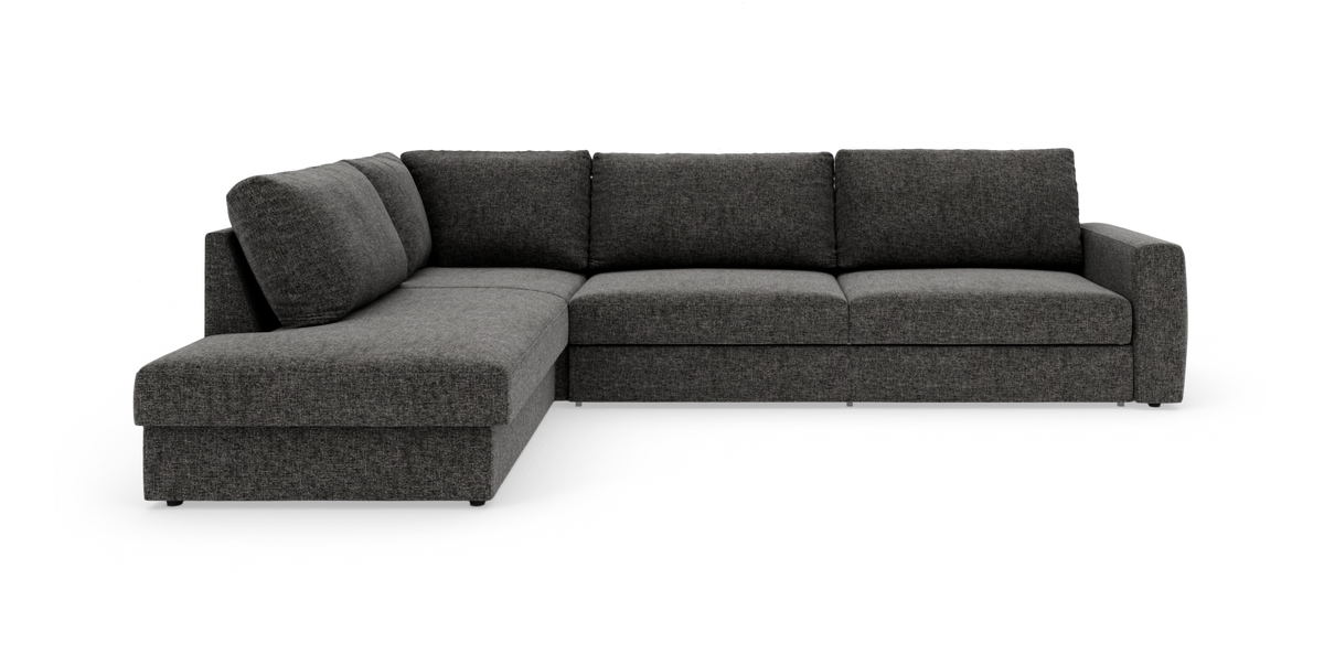 Mørkegrå hjørnesofa med venstrevendt chaiselong, lige armlæn og tykke siddehynder på hvid frilagt baggrund.