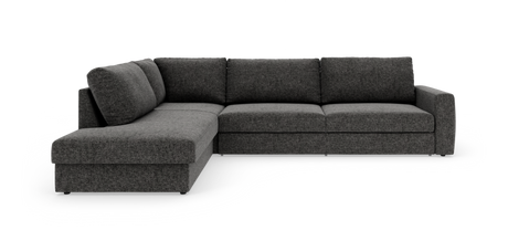 Mørkegrå hjørnesofa med venstrevendt chaiselong, lige armlæn og tykke siddehynder på hvid frilagt baggrund.