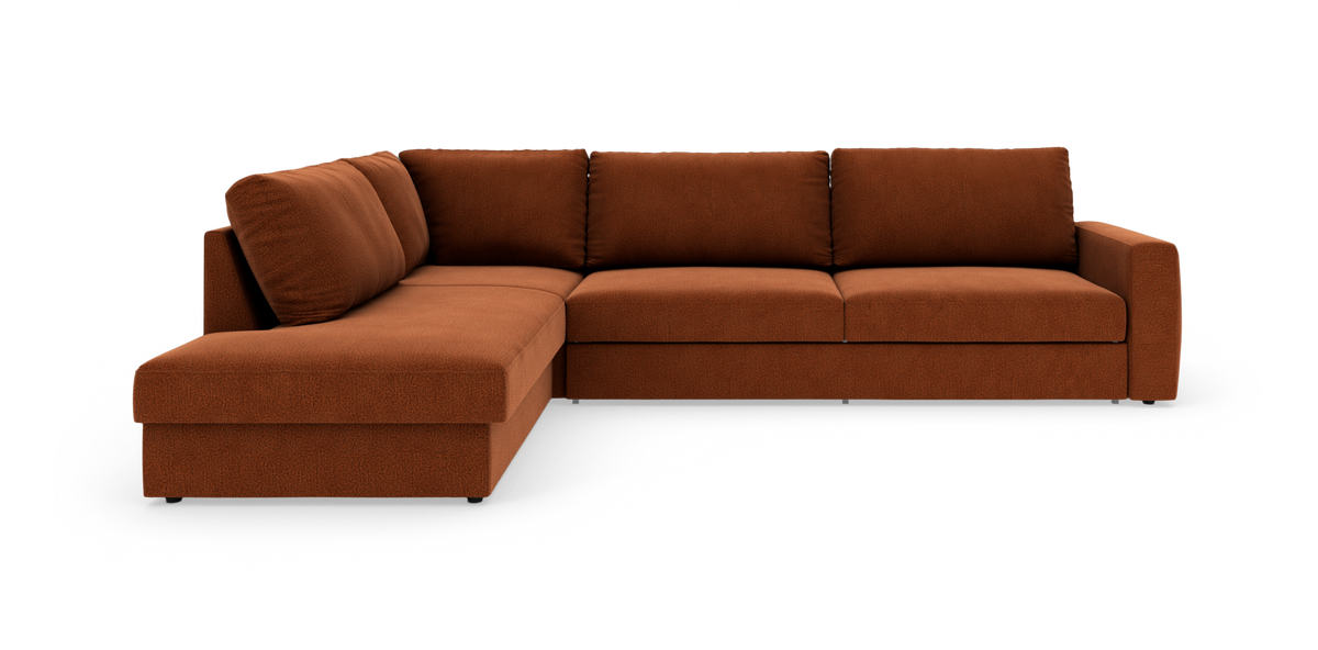 Rustfarvet L‑sofa med venstrevendt chaiselong, isoleret på hvid baggrund.