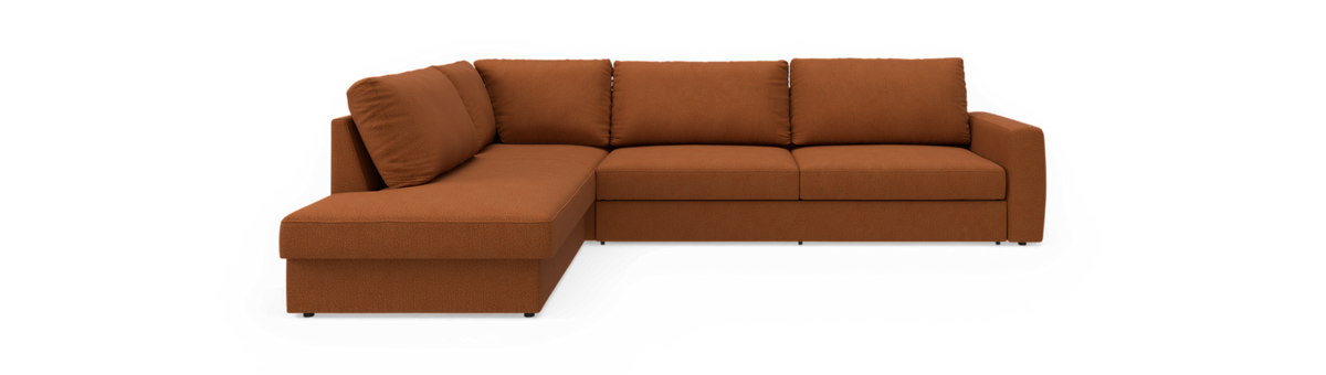 Hjørnesofa i stof, L‑formet i rustorange, med venstrevendt chaiselong, frilagt på sort baggrund.