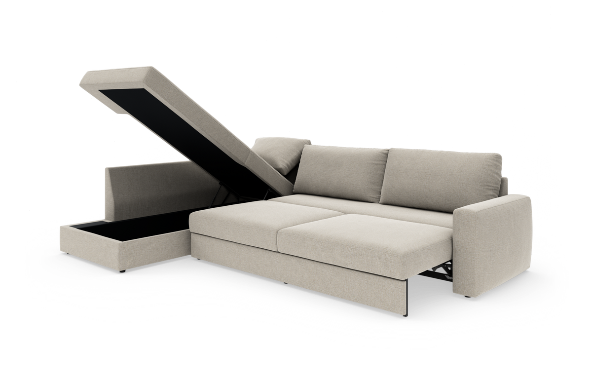 Beige hjørnesofa med sovesofa-funktion og åben opbevaring i chaiselongen, fotograferet skråt forfra.