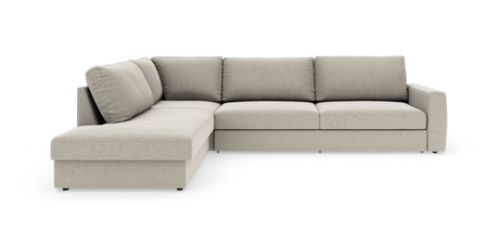 Beige L‑formet hjørnesofa i stof med bred chaiselong til venstre, fotograferet i studie mod hvid baggrund.