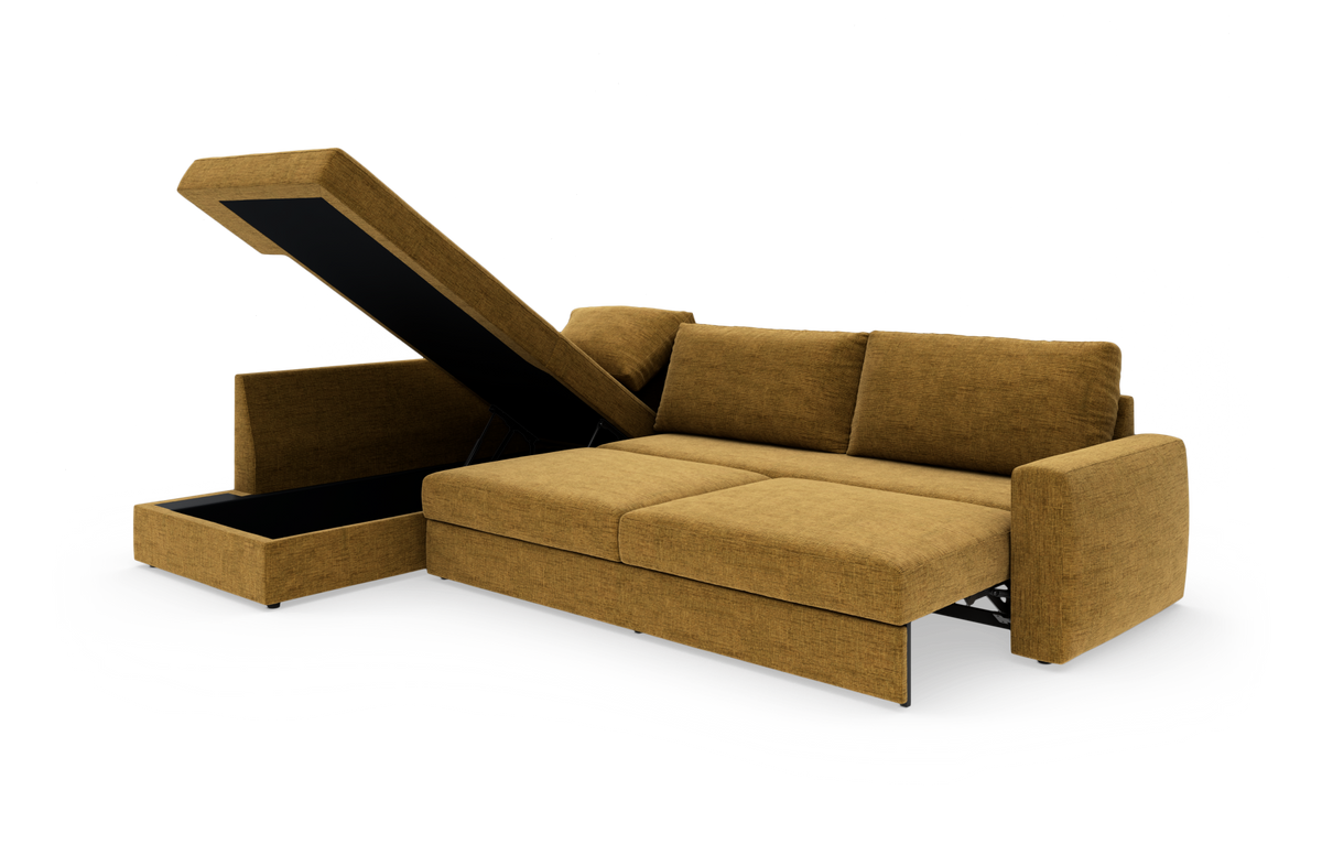 Sennepsgul sovesofa med chaiselong og opklappelig opbevaring, frilagt på hvid baggrund.
