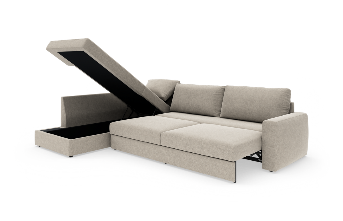 Beigefarvet sovesofa med chaiselong og opklappeligt opbevaringsrum, fotograferet i studie i trekvartsvinkel.