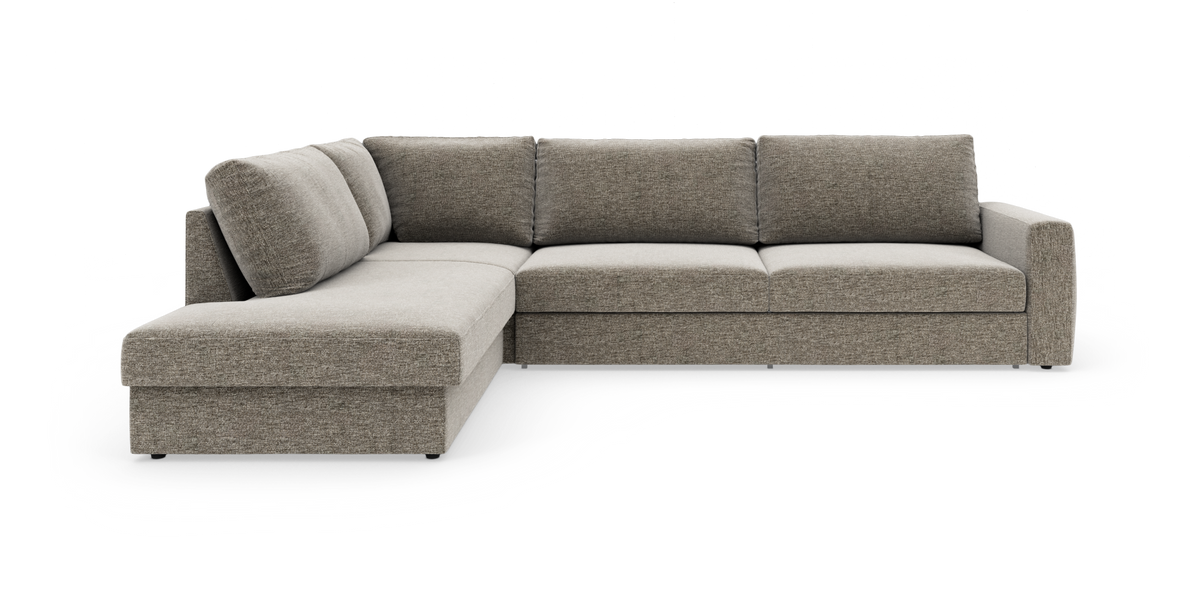 Hjørnesofa i stof i neutral gråbeige tone, L-form med bred chaiselong til venstre.