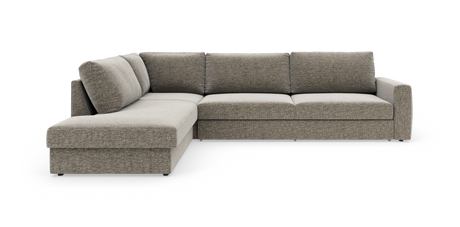 Hjørnesofa i stof i neutral gråbeige tone, L-form med bred chaiselong til venstre.