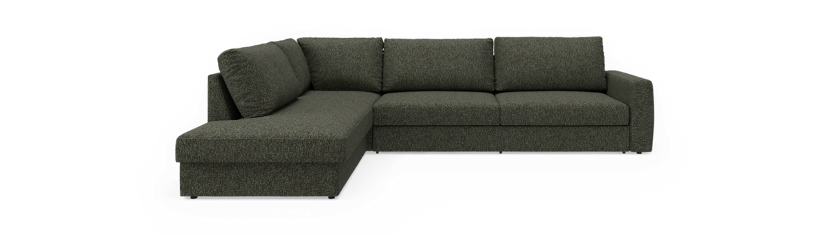 Mørkegrøn L‑sofa med venstrevendt chaiselong, enkel moderne design mod sort baggrund.