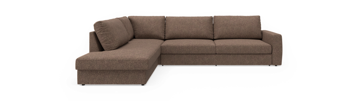 Brun L-sofa med venstrevendt chaiselong og tre sædehynder, frilagt på sort baggrund.