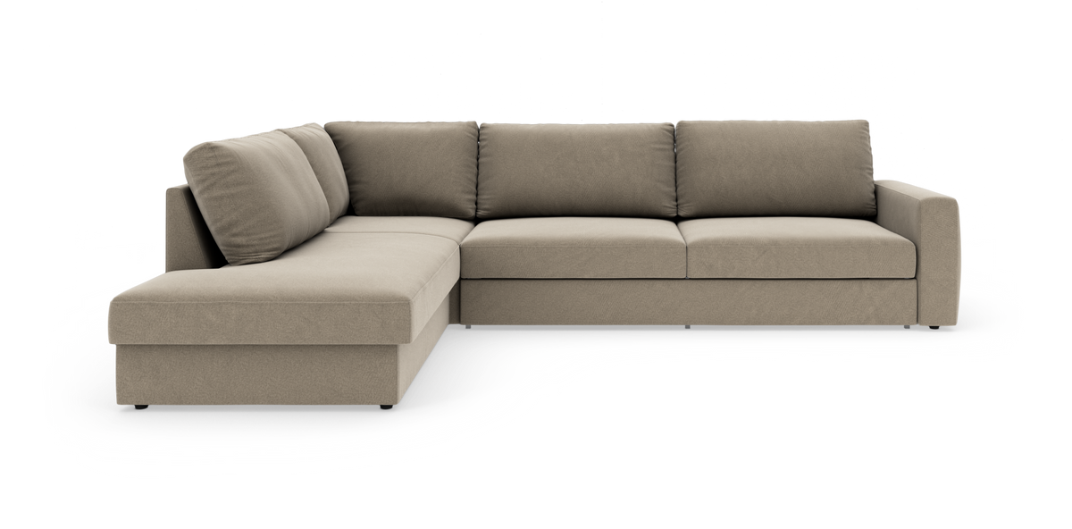Beige L‑sofa med venstrevendt chaiselong, tre sæder og lige armlæn, frilagt på hvid baggrund.