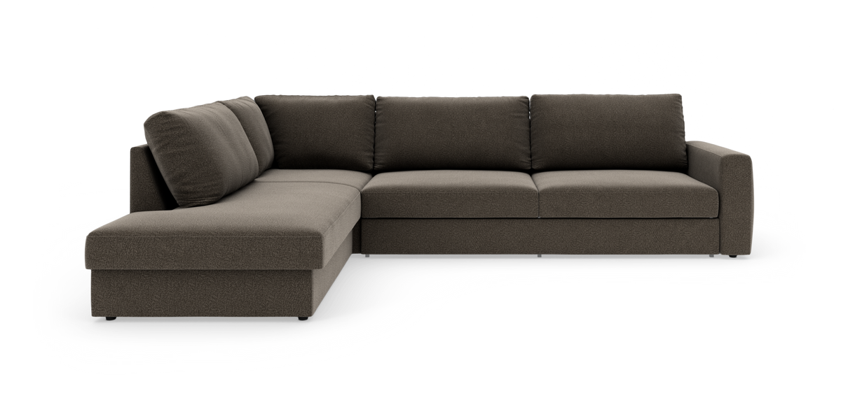 Mørkebrun hjørnesofa med venstrevendt chaiselong, moderne enkel form og brede puder på frilagt hvid baggrund.