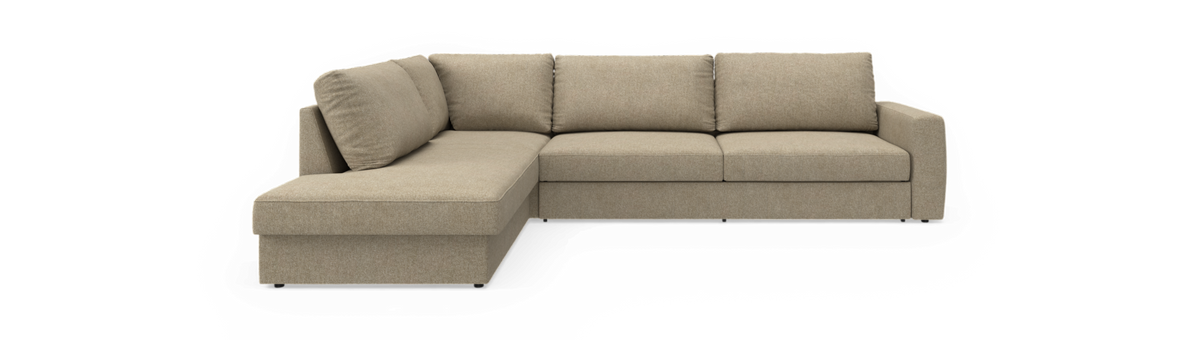 Beige L-sofa med venstrevendt chaiselong, tre sæder og højre armlæn i stof, fritlagt på sort baggrund.