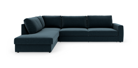 Mørkeblå L‑sofa med chaiselong til venstre, fotograferet i studie mod hvid baggrund.